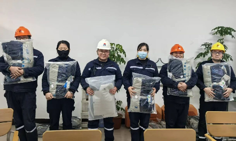 心係員工，溫暖元旦——公司為員工發放羽絨衝（chōng）鋒衣