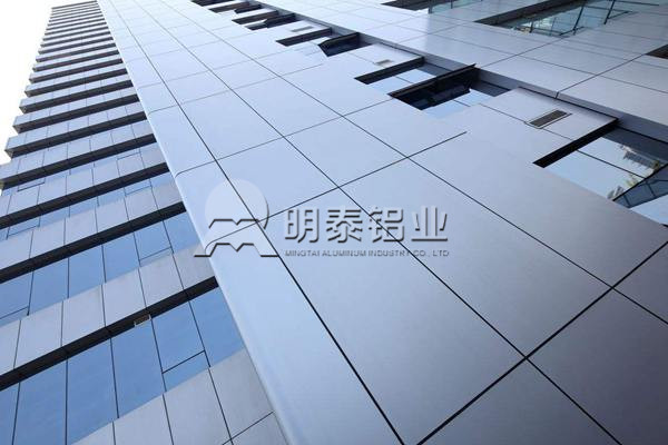 鋁塑板用鋁箔基材厚度一般是多少絲？鋁箔生產廠（chǎng）家哪家好？