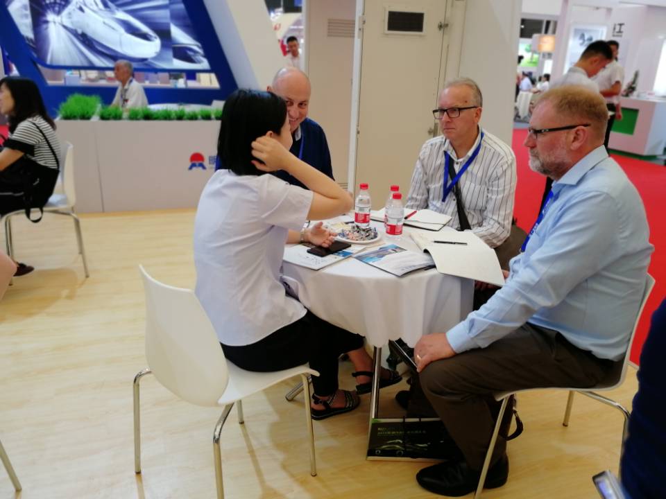 鋁工業展（zhǎn）現場：明泰展廳人氣爆（bào）棚，備受國外客戶青（qīng）睞（lài）