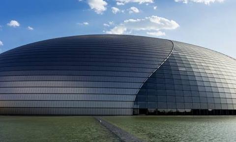 采用（yòng）3003-H18蜂窩（wō）芯（xīn）用鋁箔基材的建（jiàn）築幕牆（qiáng）外牆掛（guà）板，使用壽命更長